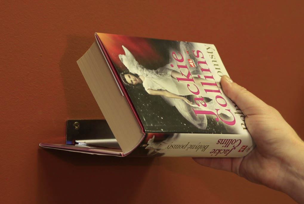 Neviditelná police na knihy - uchycení první knihy